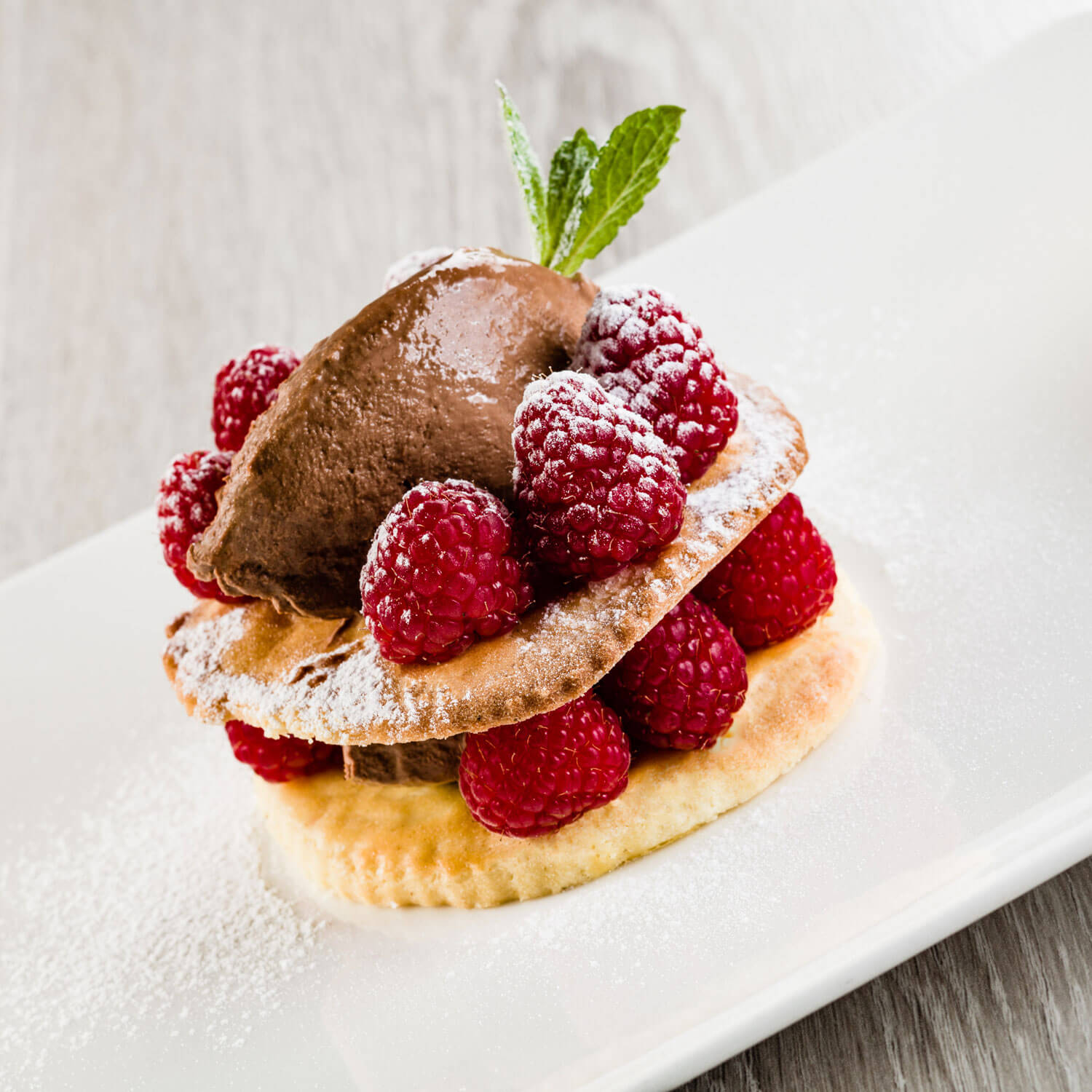 Schokomousse mit Mürbeteiggebäck und frischen Himbeeren | Südtiroler Milch