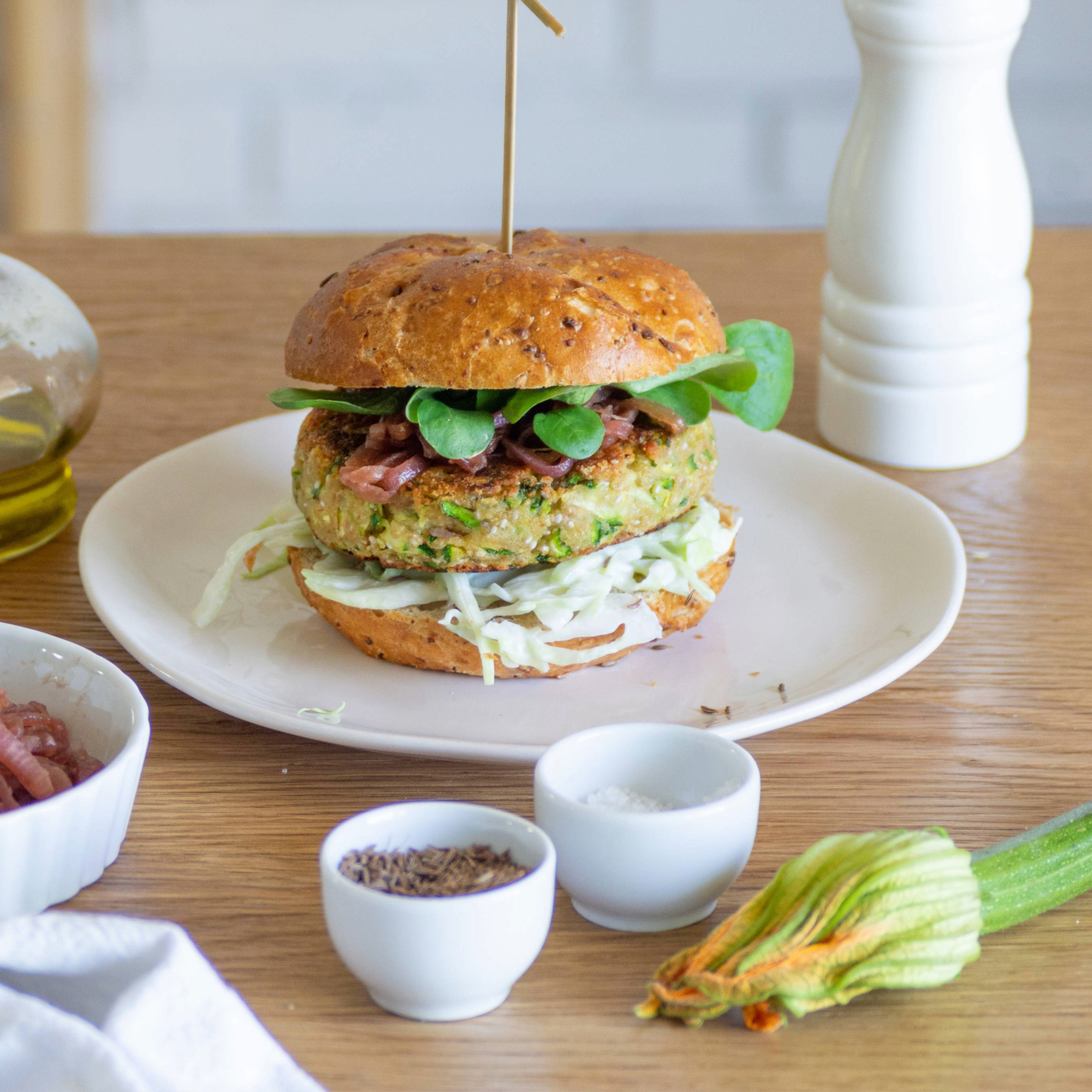 Rezept: Zucchini-Burger mit Joghurt-Krautsalat &amp; Bergkäse