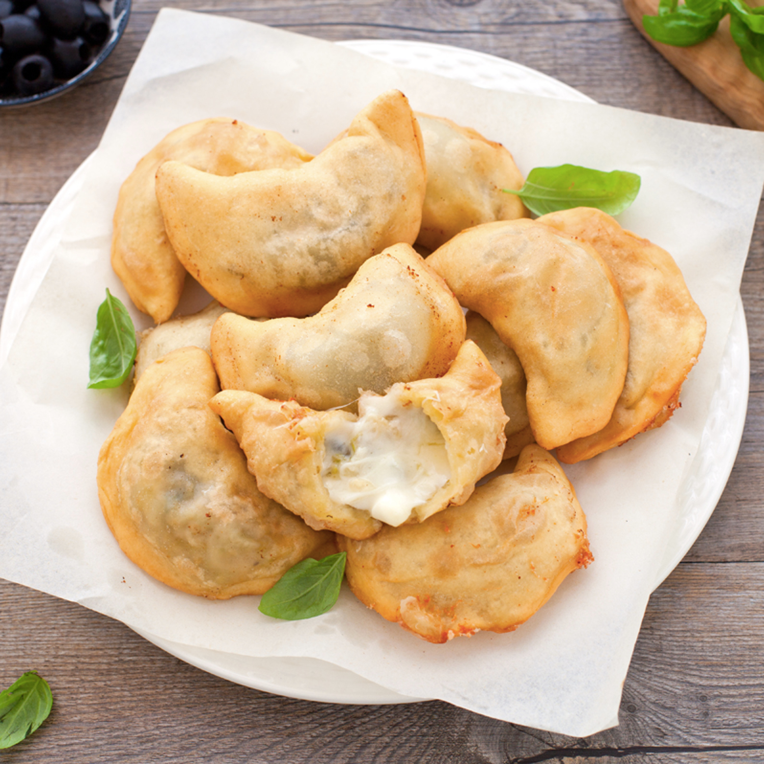 Panzerotti mit Mozzarella, Oliven und Endiviensalat | Südtiroler Milch