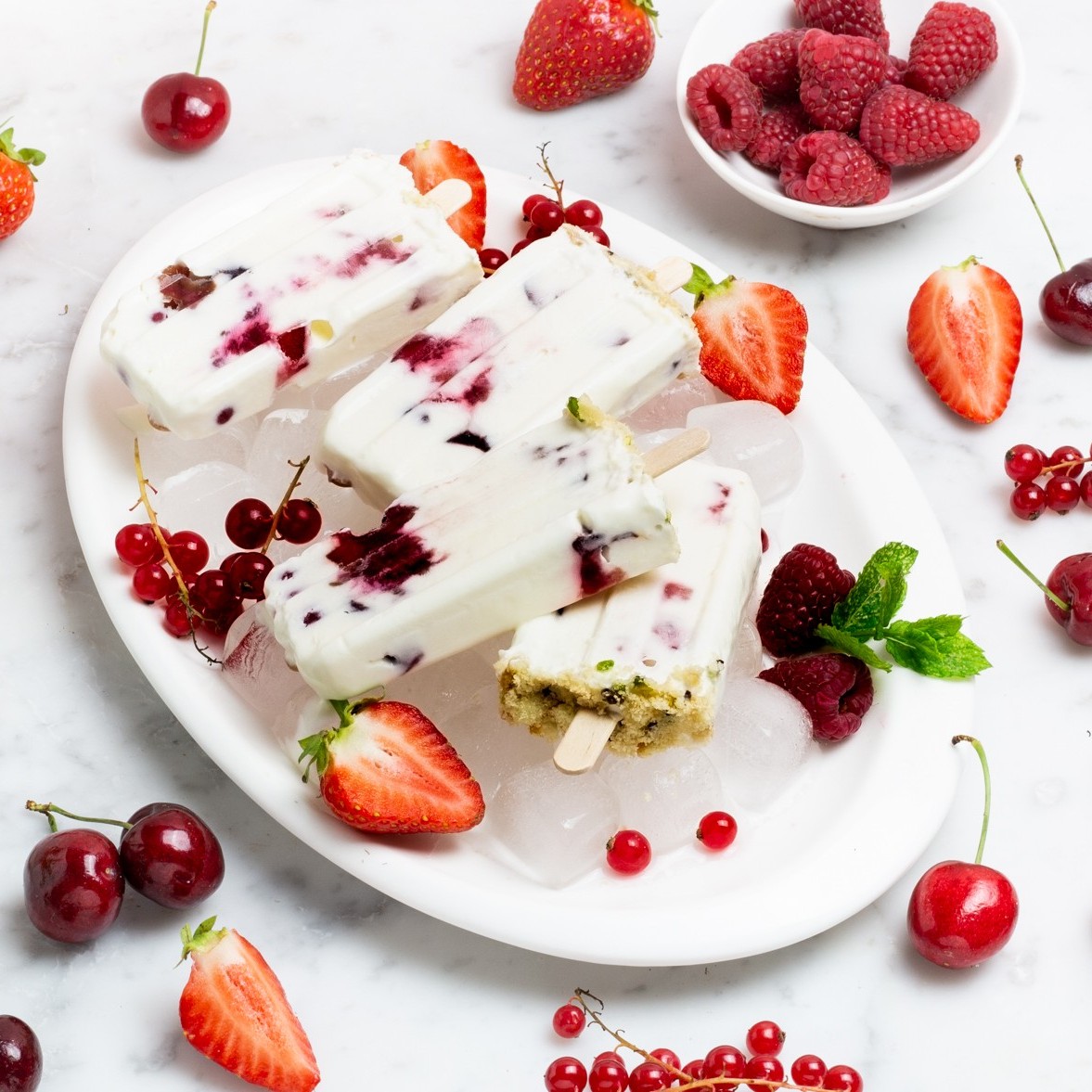 Kinderrezept: Joghurteis am Stiel mit roten Beeren